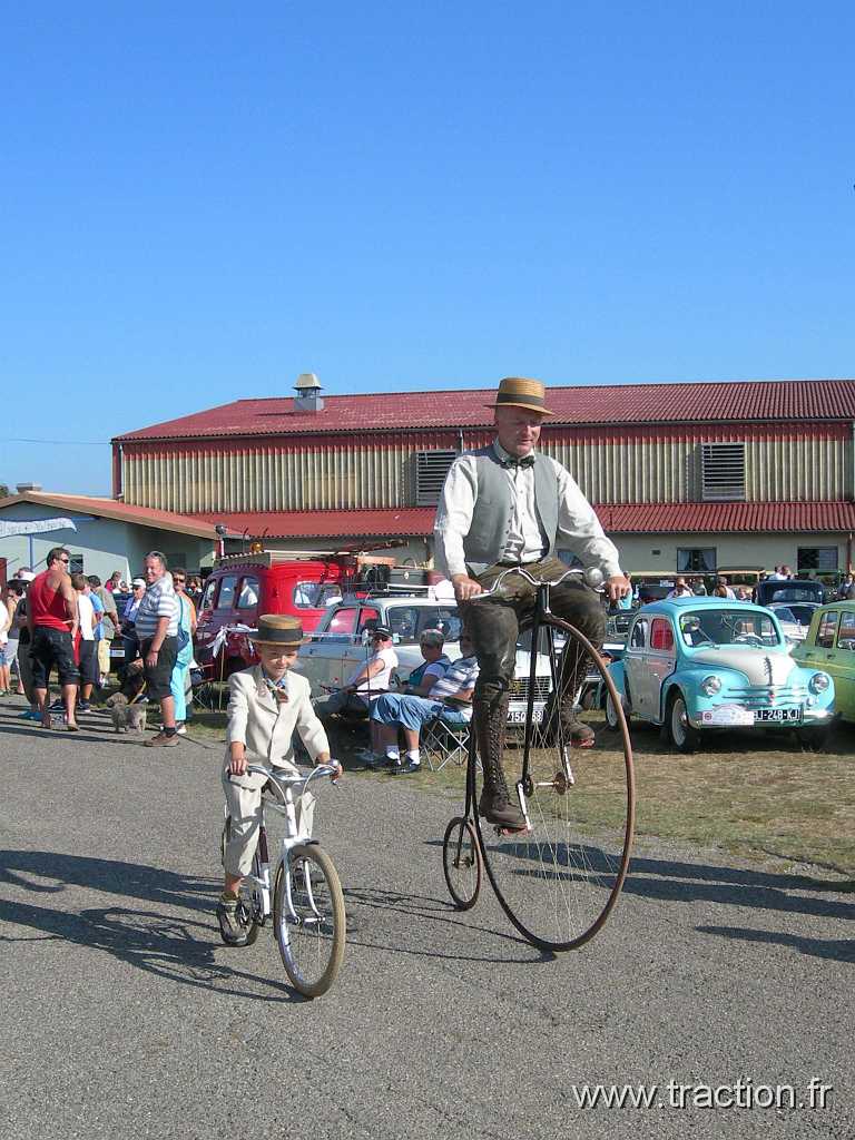 2011_rustenhart (127).jpg - 02/10/2011 - 68740 RUSTENHART 31ème Randonnée Internationale des Vendanges - Le défilé d'un grand-bi et d'un vélo